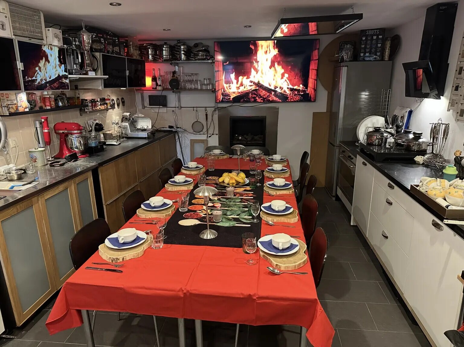 De gedekte tafel en keuken van kookstudio FredsFood in Beek en Donk
